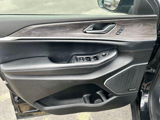 Photo of 2022 Diamond Black Crystal Pearlcoat Jeep Grand Cherokee