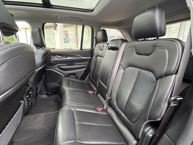 Photo of 2022 Diamond Black Crystal Pearlcoat Jeep Grand Cherokee
