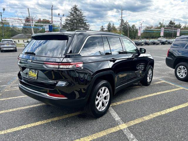 Photo of 2022 Diamond Black Crystal Pearlcoat Jeep Grand Cherokee