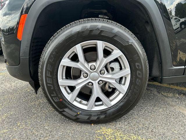 Photo of 2022 Diamond Black Crystal Pearlcoat Jeep Grand Cherokee