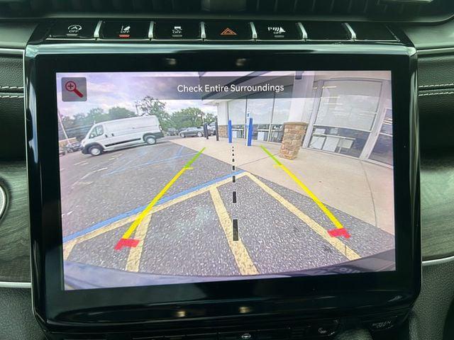 Photo of 2022 Diamond Black Crystal Pearlcoat Jeep Grand Cherokee
