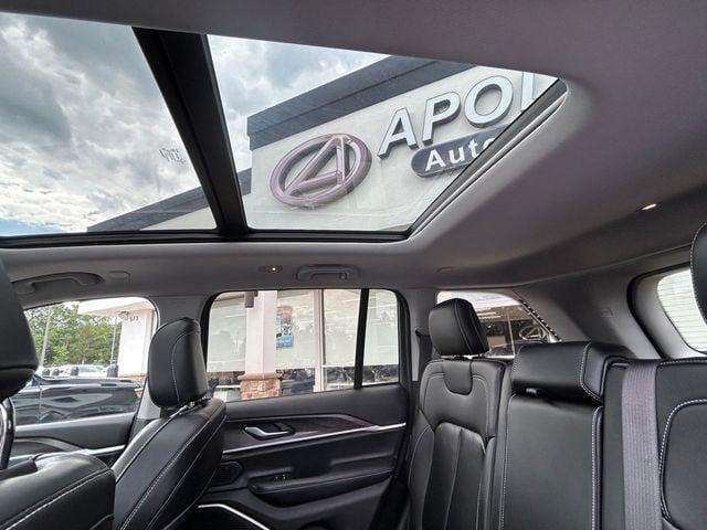 Photo of 2022 Diamond Black Crystal Pearlcoat Jeep Grand Cherokee