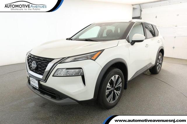 Photo of 2023 Pearl White Tricoat Nissan Rogue