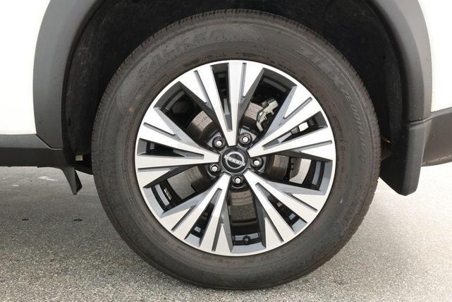 Photo of 2023 Pearl White Tricoat Nissan Rogue