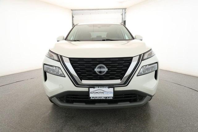 Photo of 2023 Pearl White Tricoat Nissan Rogue
