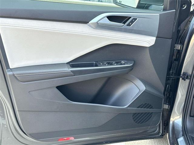 Photo of 2025 Platinum Gray Volkswagen Taos