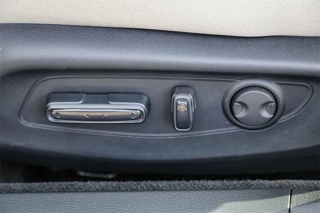 Photo of 2025 Platinum White Pearl Honda Accord