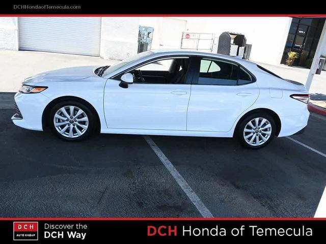 Photo of 2019 Super White Toyota Camry