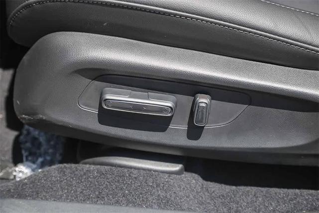 Photo of 2026 Platinum White Pearl Honda HR-V
