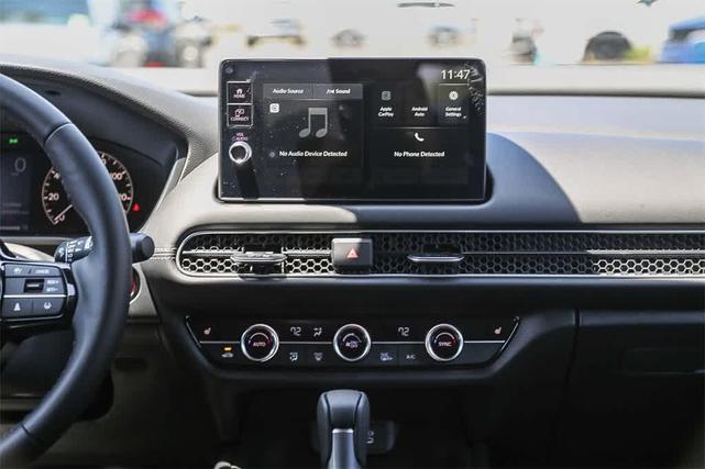 Photo of 2026 Platinum White Pearl Honda HR-V