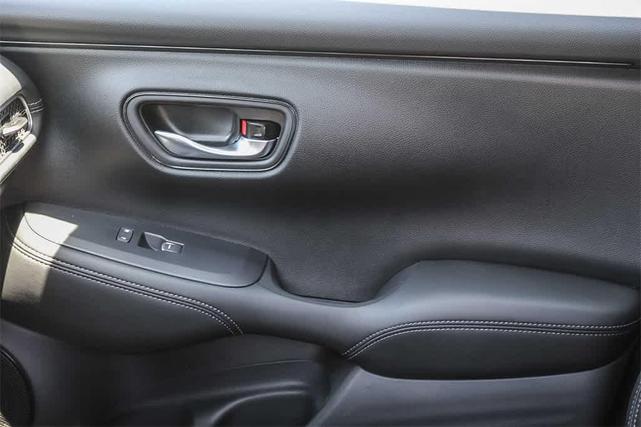 Photo of 2026 Platinum White Pearl Honda HR-V