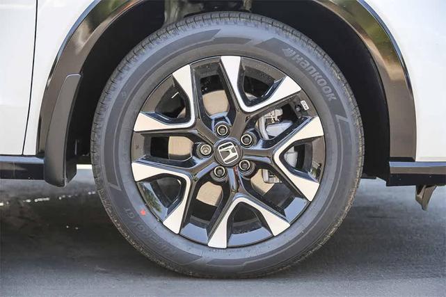 Photo of 2026 Platinum White Pearl Honda HR-V