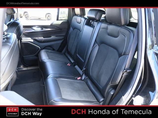 Photo of 2022 Diamond Black Crystal Pearlcoat Jeep Grand Cherokee