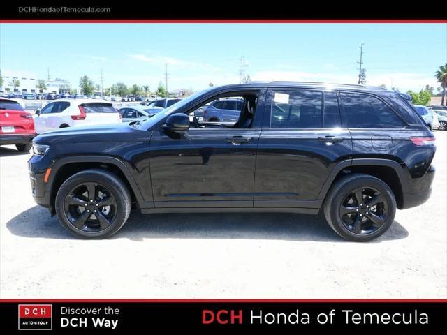 Photo of 2022 Diamond Black Crystal Pearlcoat Jeep Grand Cherokee