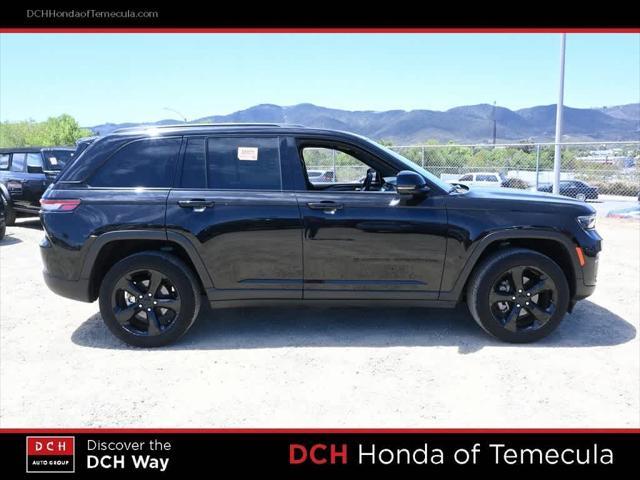 Photo of 2022 Diamond Black Crystal Pearlcoat Jeep Grand Cherokee