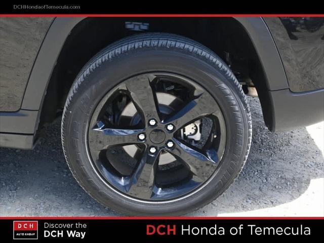 Photo of 2022 Diamond Black Crystal Pearlcoat Jeep Grand Cherokee