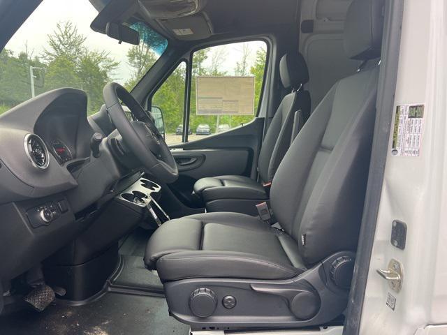 Photo of 2025 Arctic White Mercedes-Benz Sprinter 2500
