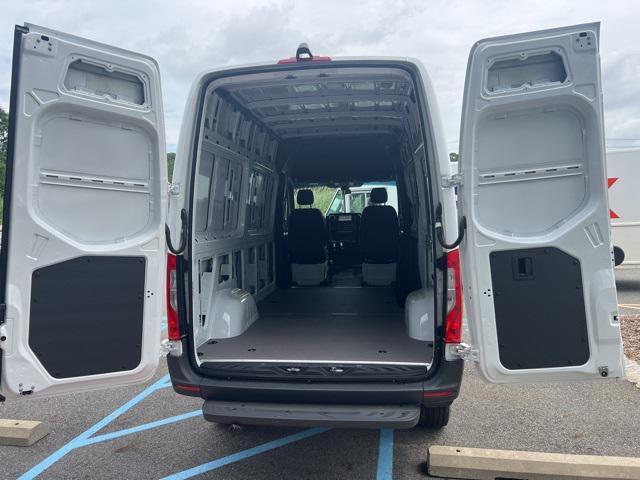 Photo of 2025 Arctic White Mercedes-Benz Sprinter 2500