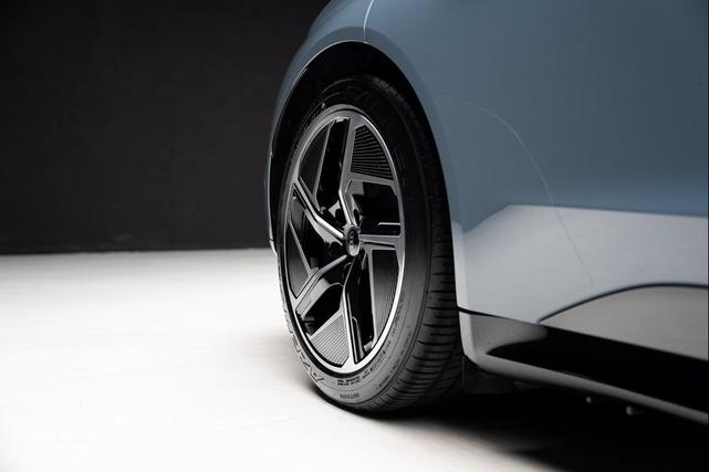 Photo of 2024 Gray Metallic Audi RS e-tron GT