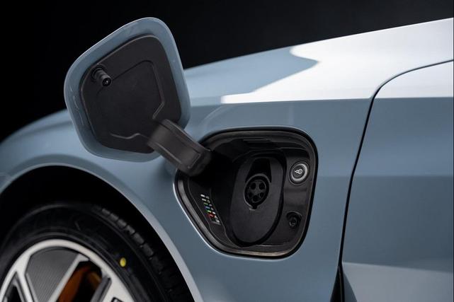 Photo of 2024 Gray Metallic Audi RS e-tron GT