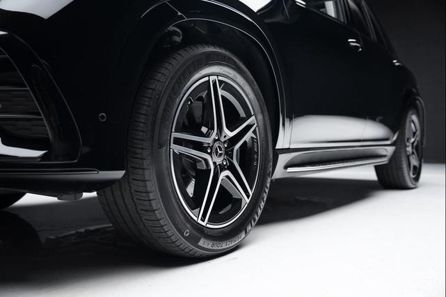 Photo of 2024 Black Mercedes-Benz GLE 350