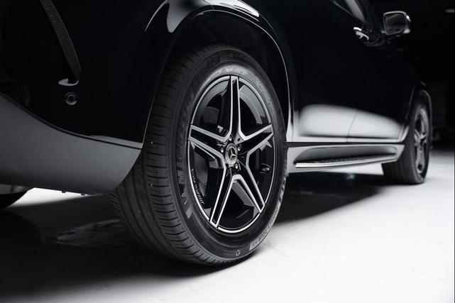 Photo of 2024 Black Mercedes-Benz GLE 350