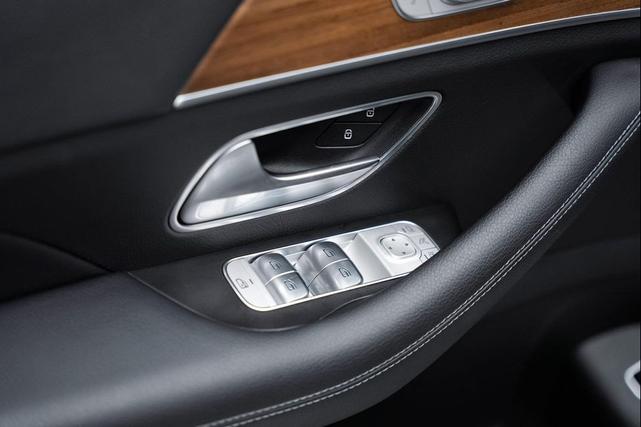 Photo of 2024 Black Mercedes-Benz GLE 350
