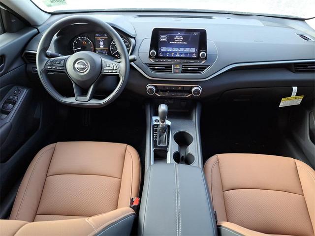 Photo of 2025 Glacier White Nissan Altima