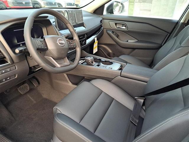 Photo of 2025 2t Dk Beige Blk Nissan Rogue