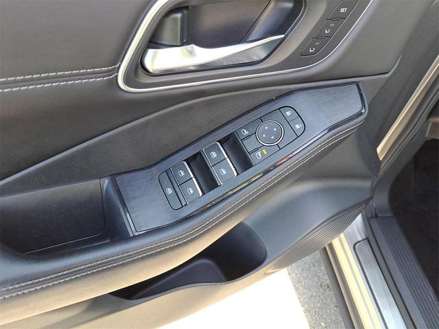 Photo of 2022 Champagne Silver Nissan Rogue
