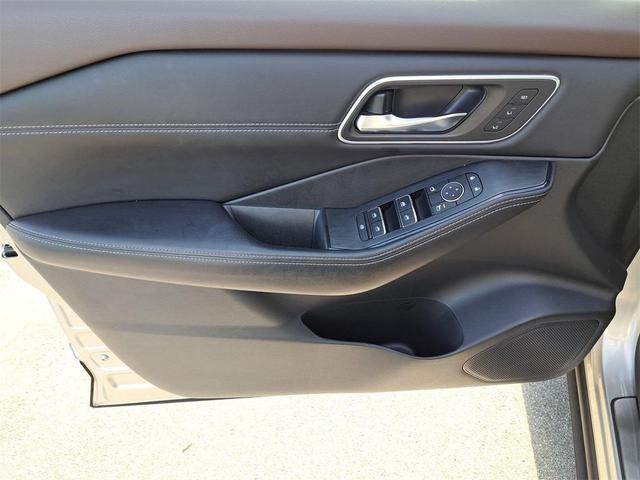 Photo of 2022 Champagne Silver Nissan Rogue