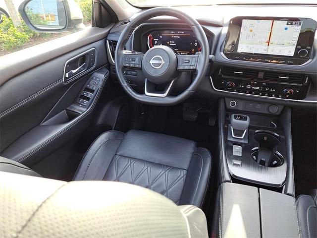 Photo of 2022 Champagne Silver Nissan Rogue