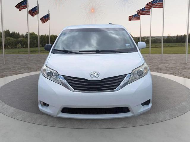 Photo of 2011 Super White Toyota Sienna