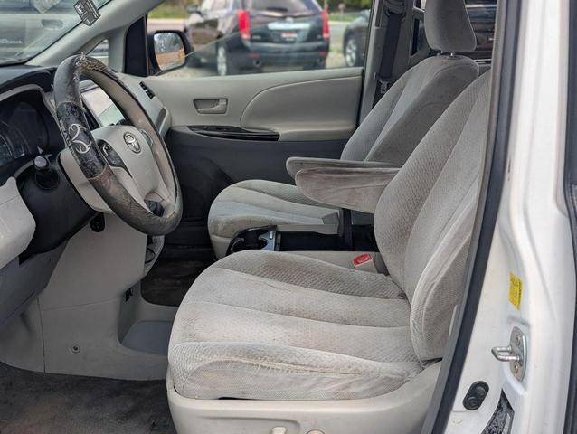 Photo of 2011 Super White Toyota Sienna