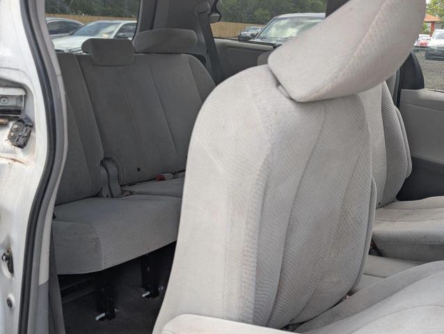 Photo of 2011 Super White Toyota Sienna