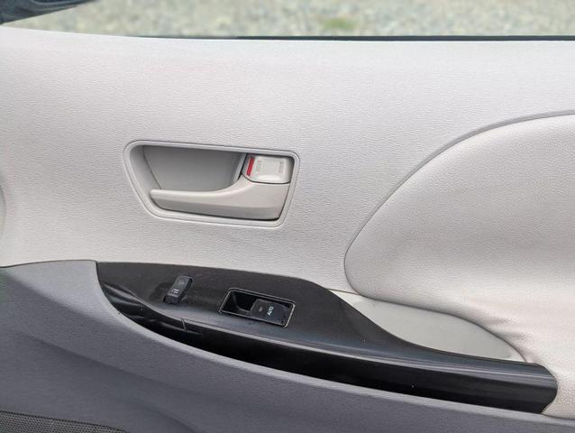 Photo of 2011 Super White Toyota Sienna