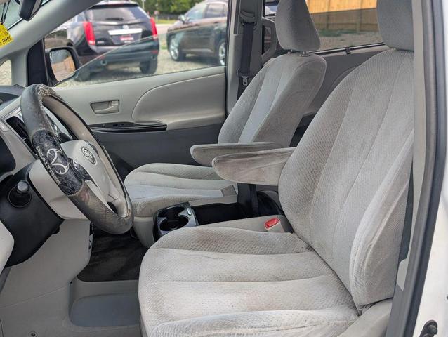 Photo of 2011 Super White Toyota Sienna