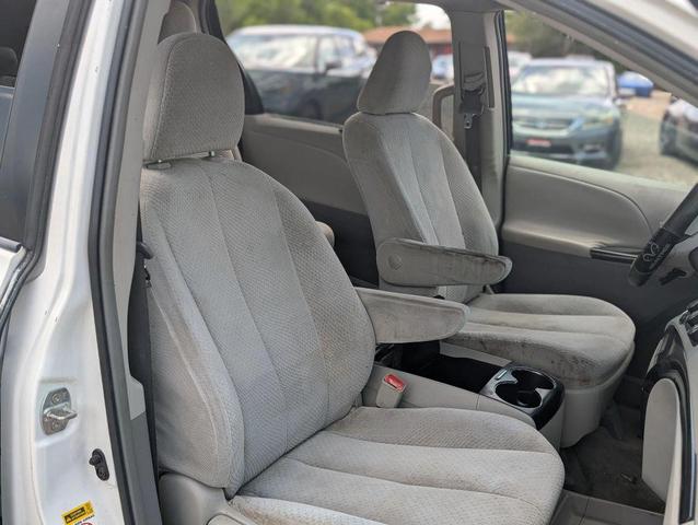 Photo of 2011 Super White Toyota Sienna