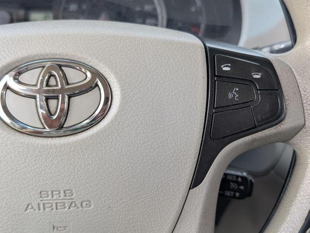Photo of 2011 Super White Toyota Sienna