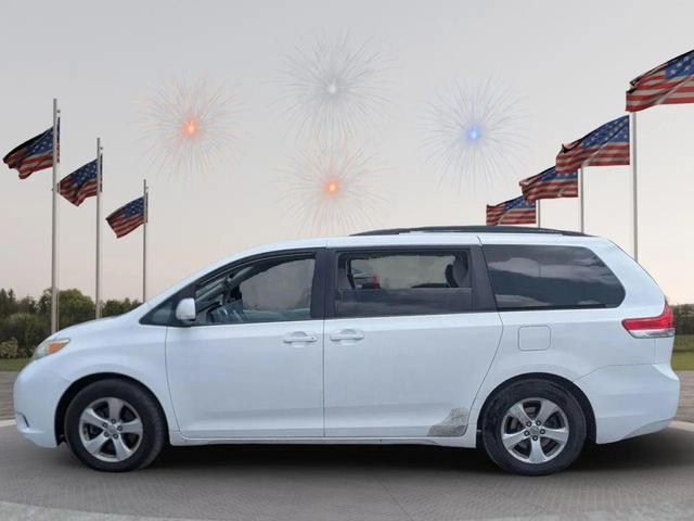 Photo of 2011 Super White Toyota Sienna