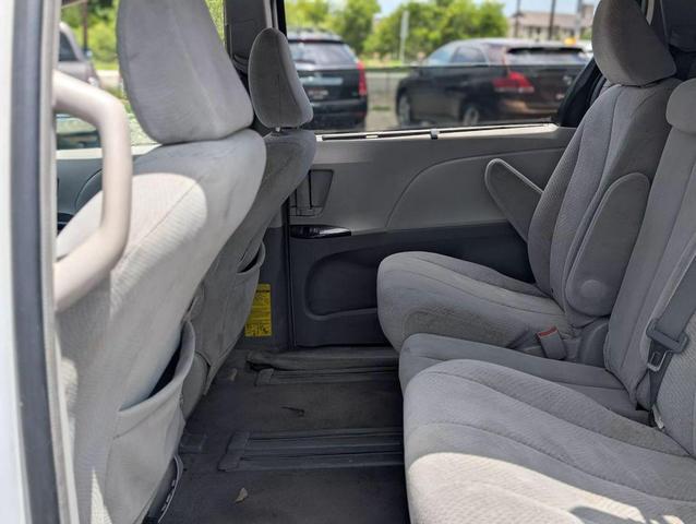Photo of 2011 Super White Toyota Sienna
