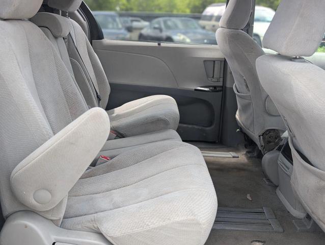 Photo of 2011 Super White Toyota Sienna
