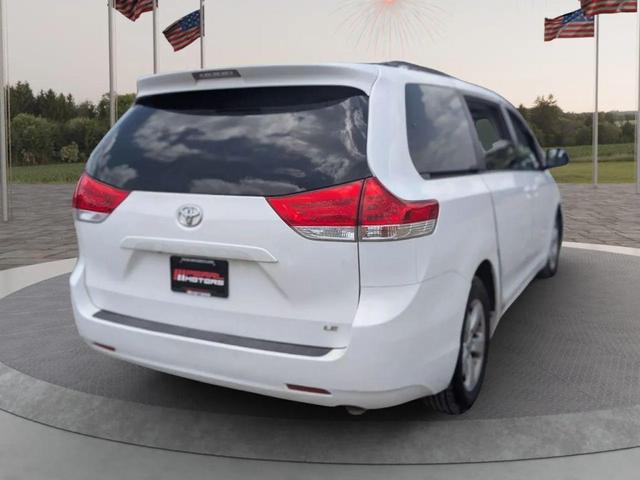 Photo of 2011 Super White Toyota Sienna
