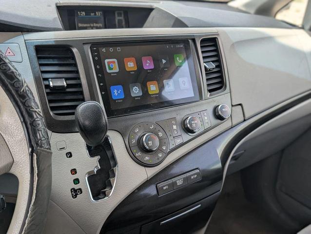 Photo of 2011 Super White Toyota Sienna