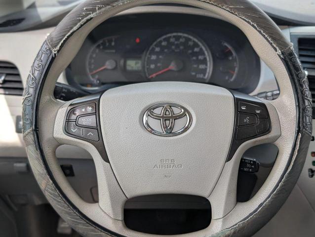 Photo of 2011 Super White Toyota Sienna