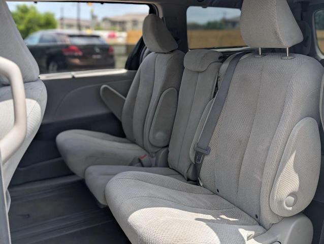 Photo of 2011 Super White Toyota Sienna