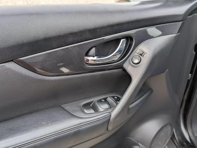 Photo of 2017 Magnetic Black Nissan Rogue