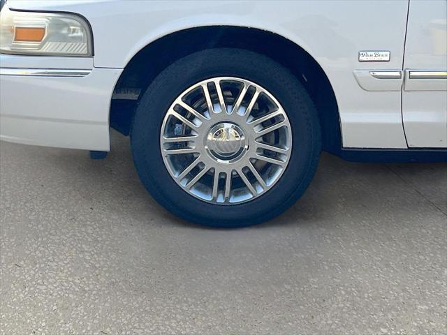 Photo of 2008 Vibrant White Clearcoat Mercury Grand Marquis