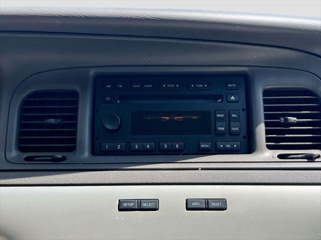Photo of 2008 Vibrant White Clearcoat Mercury Grand Marquis