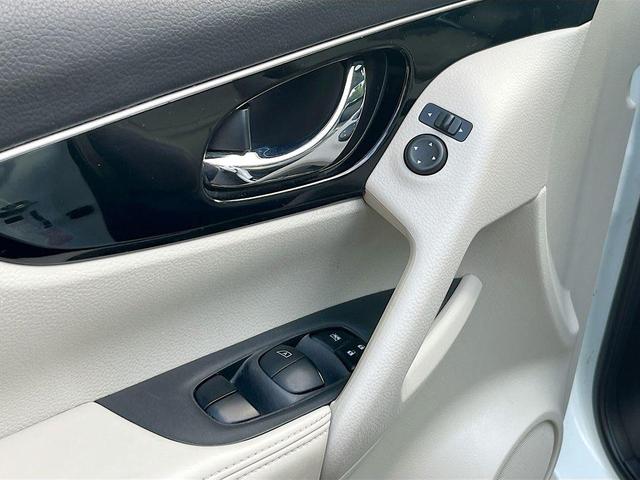 Photo of 2018 Pearl White Nissan Rogue Sport
